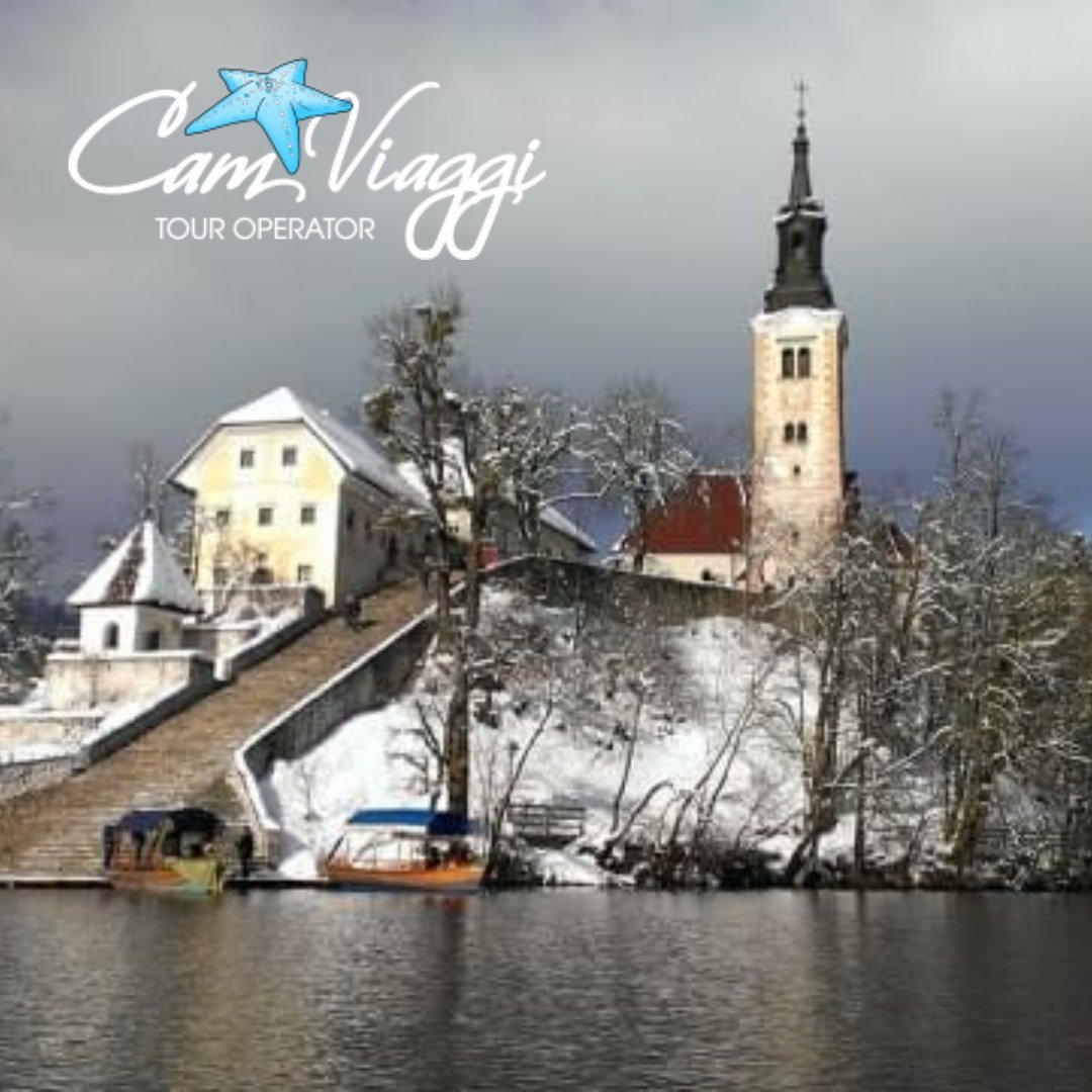 BLED - turista in visita dell'isola  CAM VIAGGI
