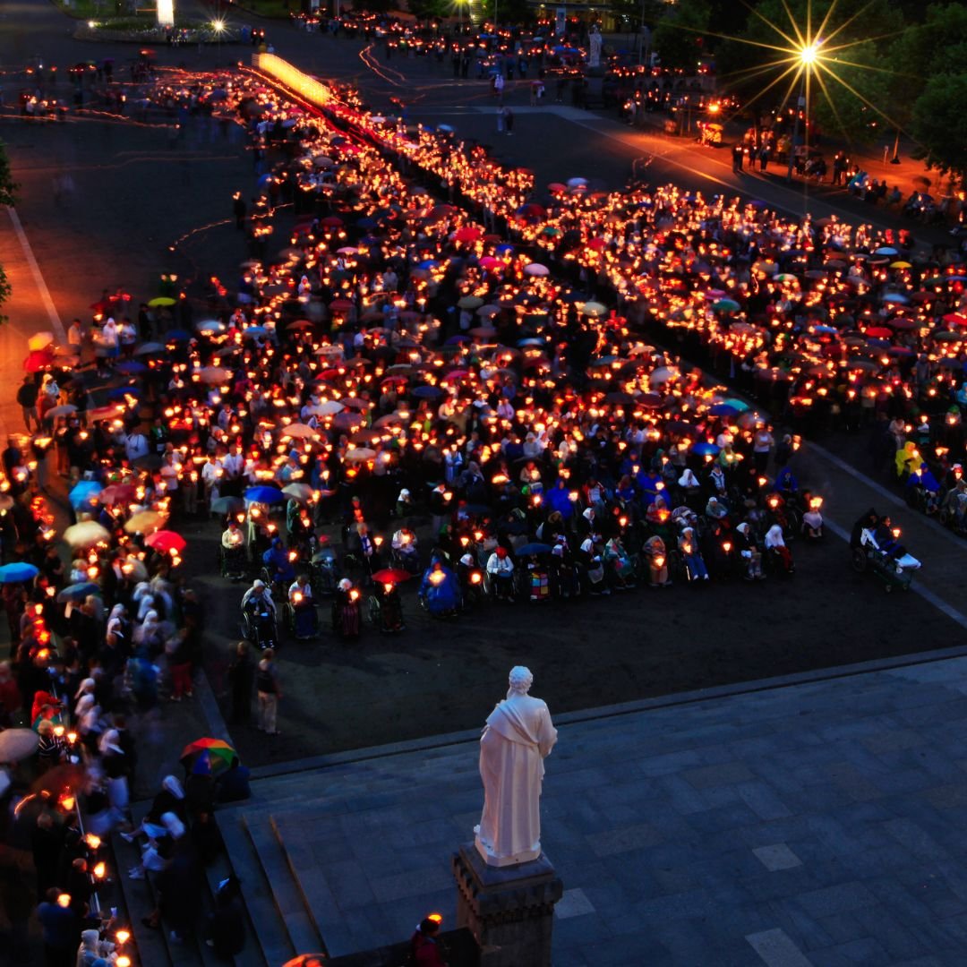 _LOURDES folla in preghiera fulvia tour