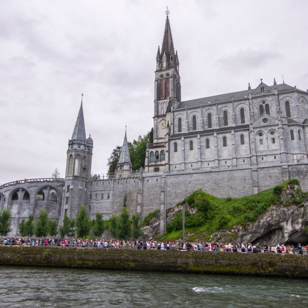 _LOURDES pellegrini al santuario fulvia tour