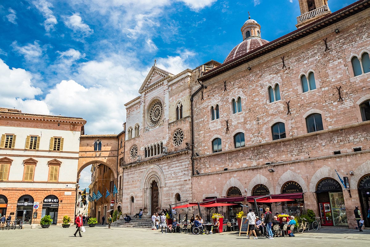 FRANTOI APERTI IN UMBRIA FULVIA TOUR LA CATTEDRALE DI FOLIGNO