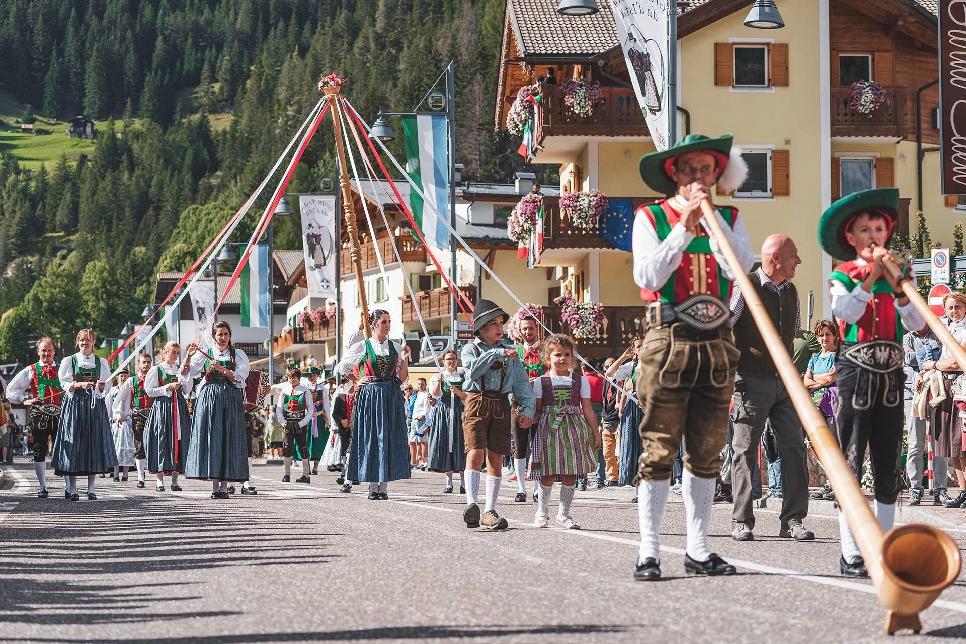 GRAN FESTA DA D ISTA PARATA CON I SUONATORI DI CORNO CAM VIAGGI