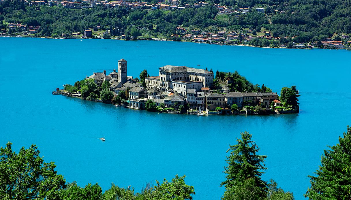 LAGO D ORTA E IL TRENINO DELLE CENTO VALLI-isola san giulio lago orta FULVIA TOUR