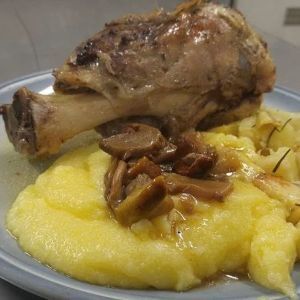 stinco di maiale con patate stinco di maiale con patate