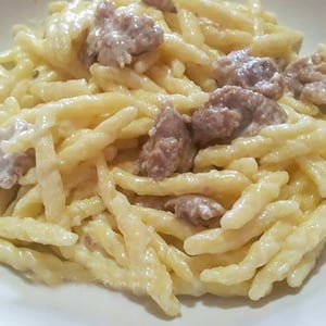 strozzapreti-con-salsiccia-e-formaggio