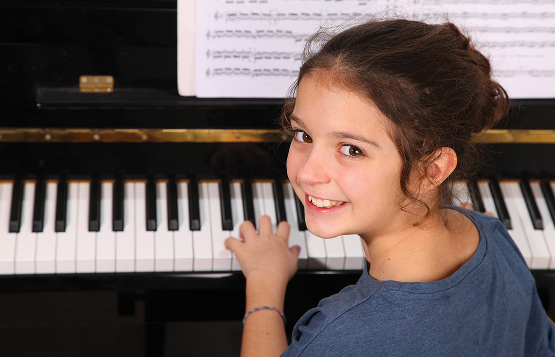 Bambina-al-pianoforte Bambina-al-pianoforte