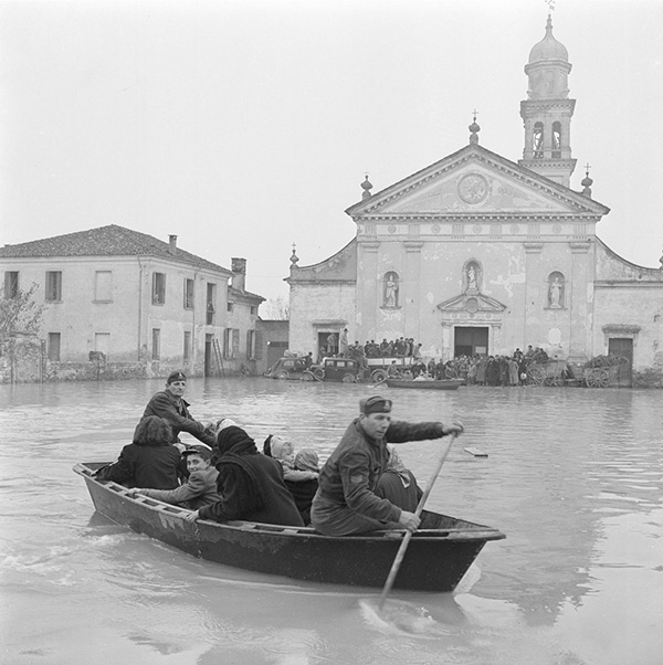 Soccorsi-agli-alluvionati-a-Grignano-Polesine-17-novembre-1951